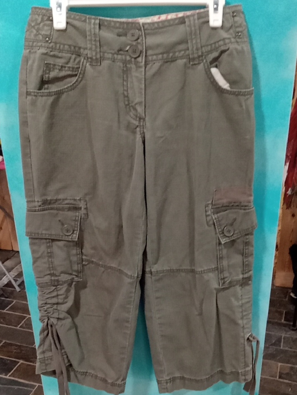 (530) CAbi Capri Coral Floral Lined Shorts 100 % Cotton